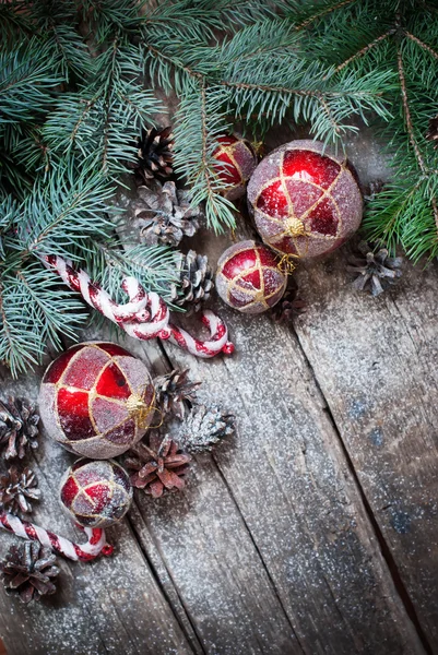 Kerstmis Fir Tree speelgoed, rode ballen, coniferen, riet van het suikergoed, dennenappels — Stockfoto