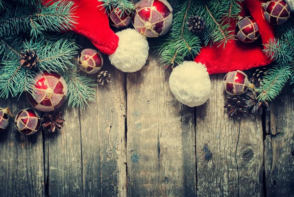 Juguetes de abeto de Navidad, sombrero de Santa Claus, abeto. Tonificado — Foto de Stock