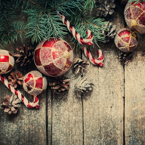 Juguetes de abeto vintage de Navidad, Bolas rojas, Coníferas, Caña de caramelo, Conos de pino — Foto de Stock