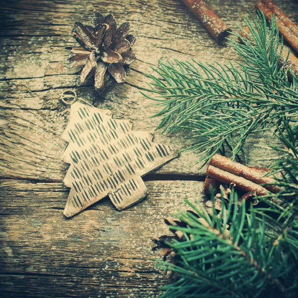 Brinquedo de árvore de abeto de Natal vintage, pinheiros, canela, ramos de coníferas em fundo de madeira — Fotografia de Stock