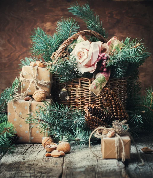 绳纹、 篮、 针叶树和 Fir 圣诞礼物盒树木制背景上的玩具，核桃杏仁 — 图库照片