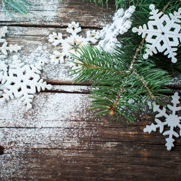 Weihnachtsschmuck Dekor weiße Schneeflocken mit Tanne — Stockfoto