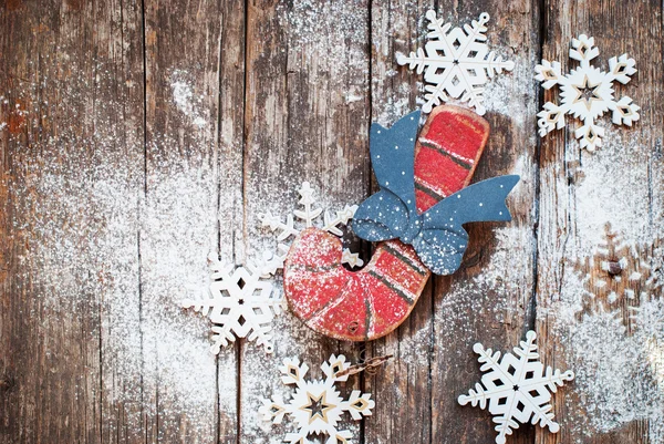 Винтажные еловые игрушки Сладкий тростник и снежинки на деревянном фоне — стоковое фото