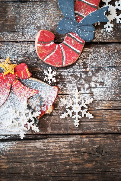 Vintage legno abete giocattoli canna caramella, Campana e fiocchi di neve su sfondo rustico — Foto Stock