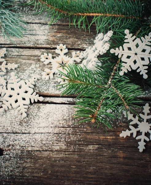 Ornamento di Natale Fiocchi di neve bianchi sulla tavola di legno — Foto Stock