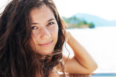 Kameraya bakan kadın.