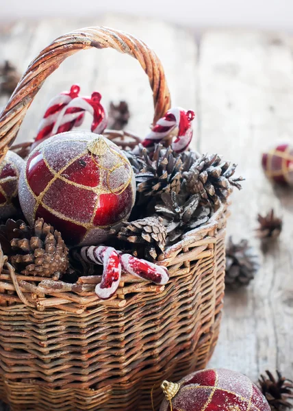 Christmas Vintage Gifts in Basket, Red Gold balls, Pine cones — Zdjęcie stockowe