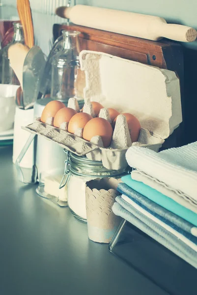 Œufs dans le récipient sur une table de cuisine. tonique — Photo