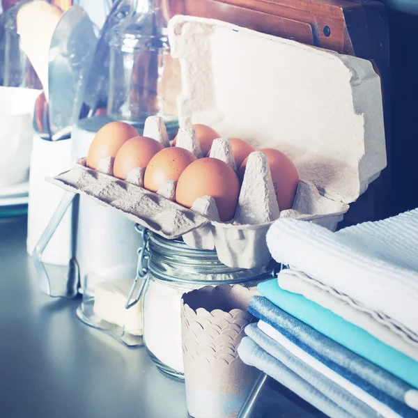 Ovos no recipiente em uma mesa de cozinha — Fotografia de Stock