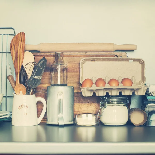 Bodegón de artículos de mesa, comestibles, diferentes cosas en la cocina — Foto de Stock