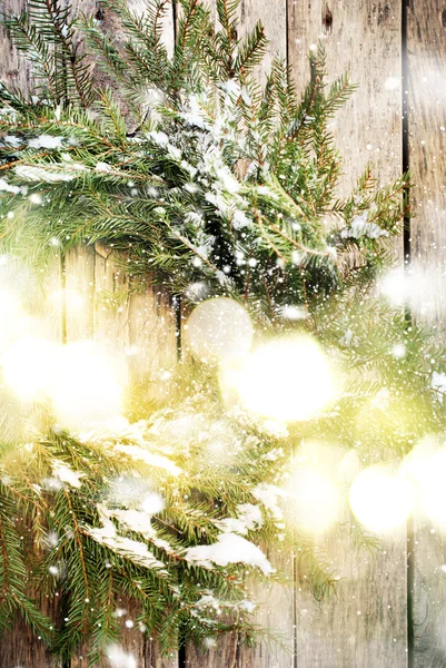 Couronne naturelle festive avec lumière de Noël sur fond en bois — Photo