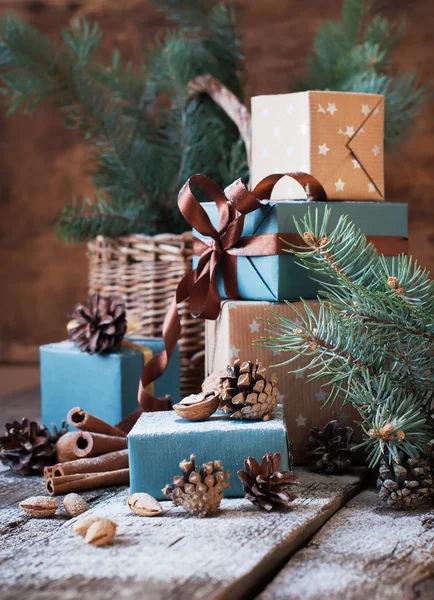 Regali festivi con scatole, conifere, cesto, cannella, pigne — Foto Stock