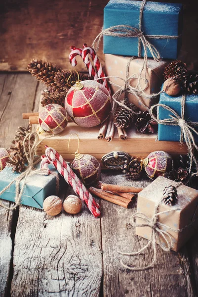 Holiday Christmas Gifts Boxes and Twine, Balls, Pine Cones, Waln — Stockfoto