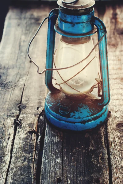Linterna de aceite azul sucio vintage sobre fondo de madera — Foto de Stock