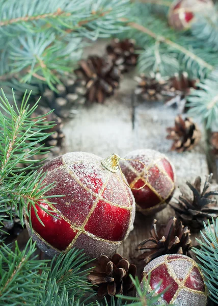 Composição de Natal com bolas vermelhas, pinheiros, árvore de abeto em fundo de madeira — Fotografia de Stock