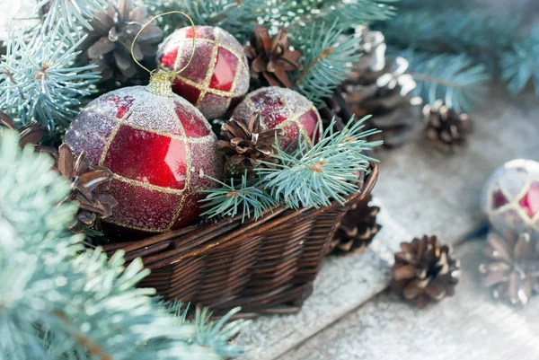 Cesto di Natale Palle rosse, coni di pino, abete — Foto Stock