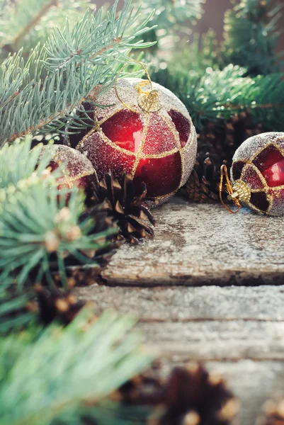 Kerstmis samenstelling met Fir Tree speelgoed, rode ballen, dennenappels, naaldhout — Stockfoto