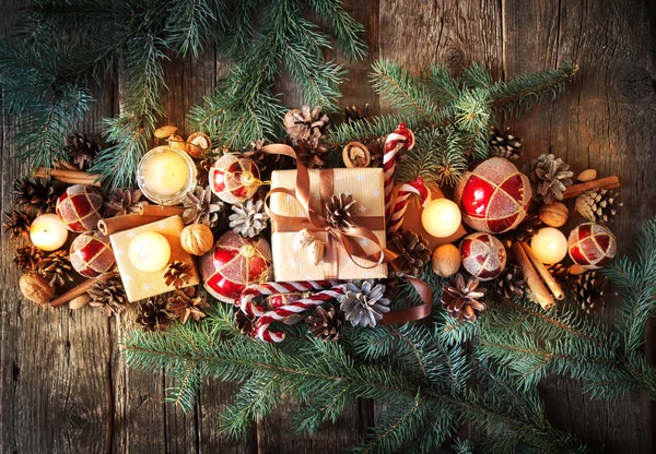 Composição de Natal Top View. Brinquedos de árvore de abeto com velas em chamas e abeto em fundo de madeira — Fotografia de Stock