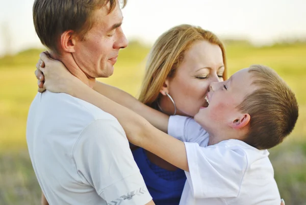 Família feliz tem diversão ao ar livre no dia de verão — Fotografia de Stock