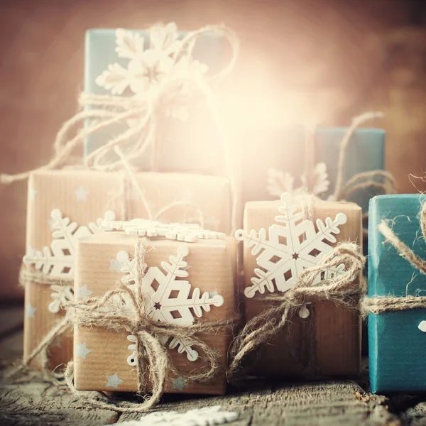 Decoração para caixas festivas com flocos de neve, bege, papel azul, cabo de linho — Fotografia de Stock