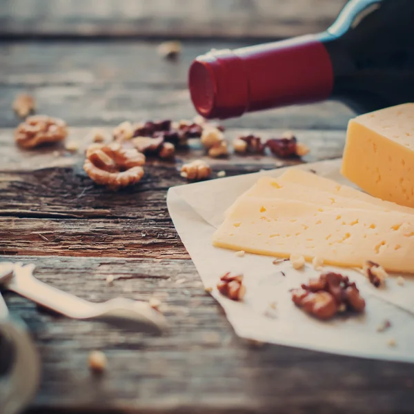 Cheese, Walnuts and Red Wine on Wooden Table — Zdjęcie stockowe