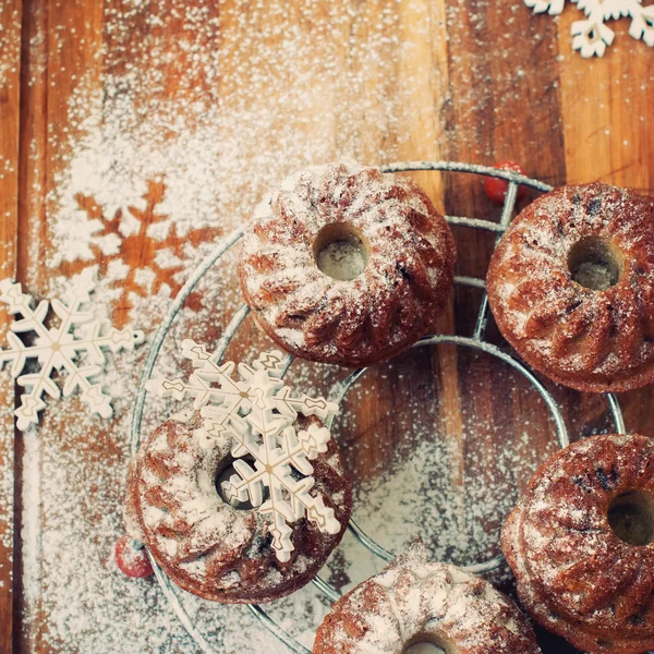 Pasteles pequeños frescos decorados con copos de nieve y azúcar helada polvorienta —  Fotos de Stock