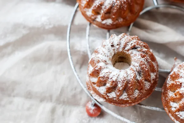 Kleine gebackene süße Kuchen mit Rosinen und Puderzucker auf Serviette — Stockfoto