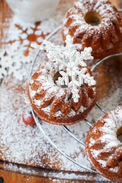 Christmas Decor White Snowflakes on Small Baked Cake — Stock Photo, Image