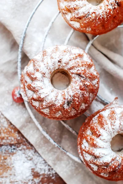 Pasteles horneados pequeños frescos polvos con azúcar helada — Foto de Stock