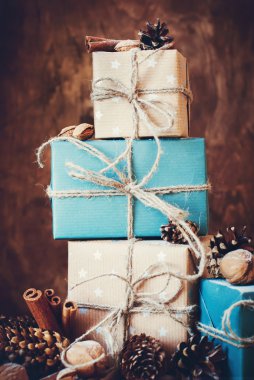 Noel kutuları keten kordon ile yığından. Tonda