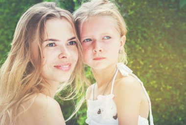 Anne ve kızı arıyorum çok uzak. Tonda