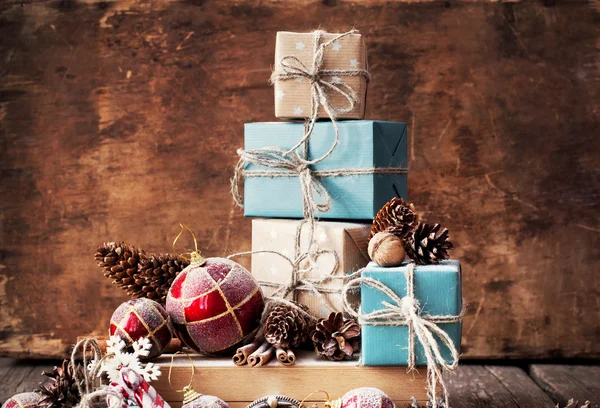 Noel hediye kutuları ve köknar ağacı oyuncaklar ahşap arka plan üzerinde ile natürmort