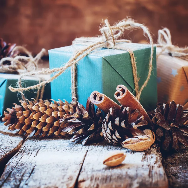 Weihnachtsboxen mit Leinenschnur, Zimt, Tannenzapfen, Nüssen — Stockfoto