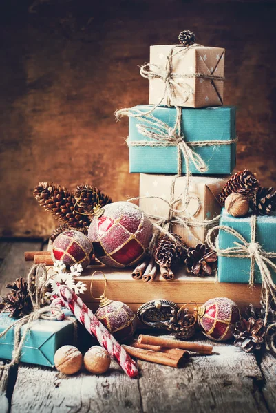 Bodegón de Navidad con pila de cajas y juguetes de abeto. Tonificado — Foto de Stock