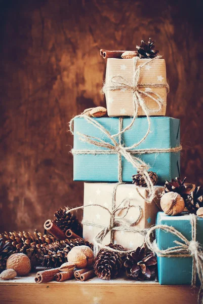 Pila de tres cajas de vacaciones con cordón de lino y regalos naturales. Estilo vintage —  Fotos de Stock