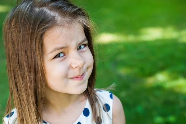 Retrato de menina engraçada bonita feliz no dia ensolarado — Fotografia de Stock