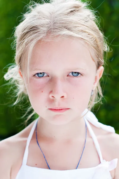 Retrato de una pequeña chica de pelo rubio —  Fotos de Stock