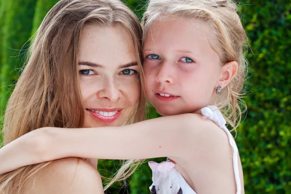 Abrazando a Madre e Hija Felices —  Fotos de Stock