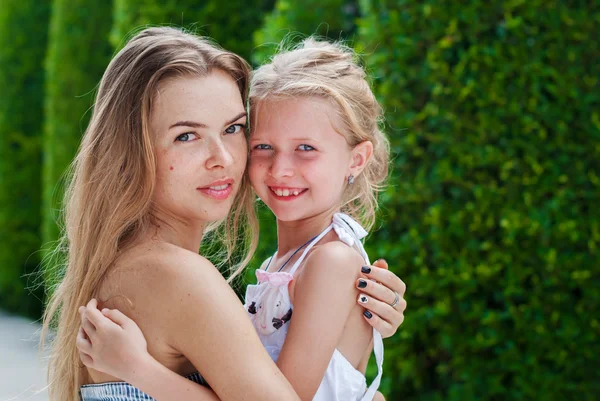 Moeder en dochter kijken naar de camera — Stockfoto