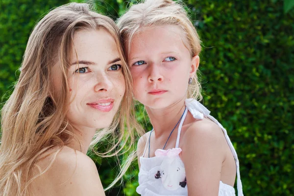 Madre e Hija Mirando lejos —  Fotos de Stock