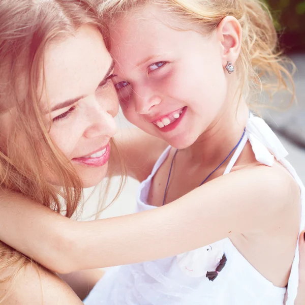 Madre e hija Adolescente. Imagen tonificada —  Fotos de Stock