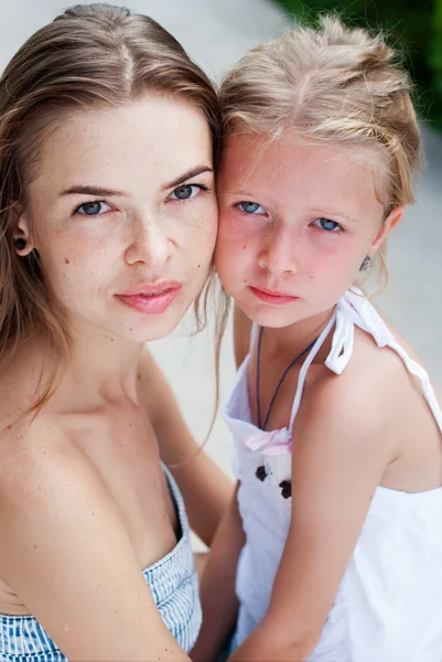 Portret van een jonge moeder en dochter — Stockfoto