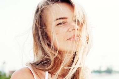 genç gülümseyen güzel kadın