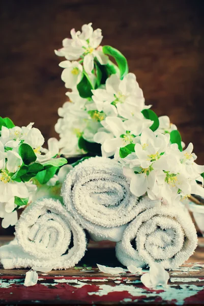 Λευκές πετσέτες και υποκατάστημα με λουλουδιών δέντρων μηλιάς πυραμιδική σύνθεσης — Φωτογραφία Αρχείου