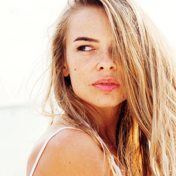 Portret van vrouw op zoek naar rechts — Stockfoto