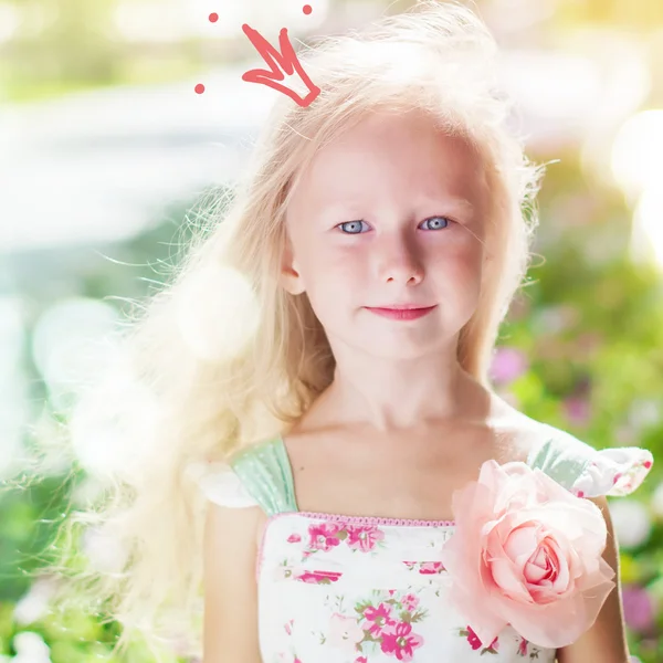 Adorável menina princesa com coroa desenhada — Fotografia de Stock