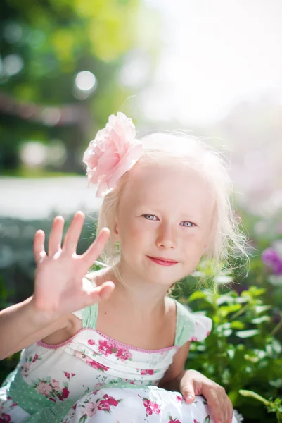 Vacker flicka vinkar en Hand i kameran — Stockfoto