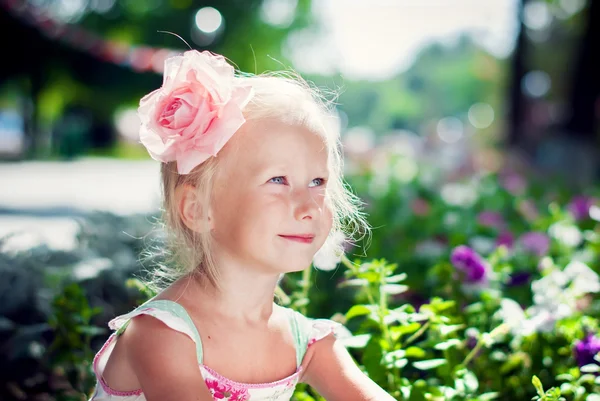 Menina bonita jogando no jardim — Fotografia de Stock