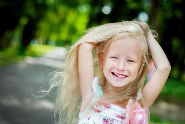 Cute Girl pozowanie z jej włosów — Zdjęcie stockowe