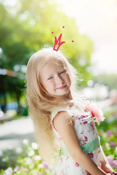 Schattig klein meisje die zich voordeed als prinses — Stockfoto